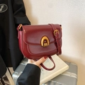 Elegante bolso de silla granate con hebilla de herradura y correa ajustable lisa - Rojo sin colgante