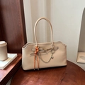 Sac fourre-tout beige minimaliste avec bord ondulé et pendentif chaîne en corde tressée - Khaki Avec Pendentif