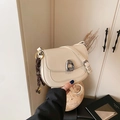 Bolso de montura blanco crema con hebilla de herradura plateada y colgante tejido de moda - Blanco Roto Sin Colgante