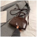 Sac bowling rétro marron foncé en similicuir brillant avec poignées et bandoulière - Café (Sans Pendentif)
