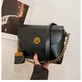 Schwarze Umhängetasche aus Lackleder mit Knitteroptik und goldenen Kettenelementen - Schwarz