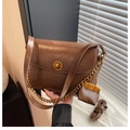 Retro braune Leder Umhängetasche mit goldener Schnalle, Kette und Mini-Taschenanhänger - Braun