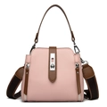 Bolso tipo cubo rosa con textura de lichi y correas en contraste marrón oscuro - Rosa
