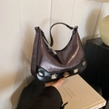 Borsa hobo a mezzaluna viola metallizzato pitonata con cristalli e manico nero - Canna di fucile