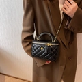Mini borsa vanity in pelle trapuntata nera con ciondolo a camelia dorata e catena - Nero