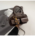 Borsa retrò in pelle PU marrone scuro con tasche anteriori e ciondolo a chiave oro - Marrone