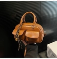 Borsa vintage marrone caramello in ecopelle lucida con ciondolo decorativo e tracolla inclusa - Marrone