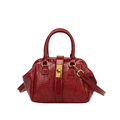 Sac à main rouge foncé avec texture crocodile, fermoir doré et bandoulière chic - Bordeaux