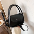 Borsa a tracolla nera classica con scritta dorata Fashion & Bags sulla patta - Nero