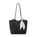 Grande borsa tote in pelle martellata nera con elegante foulard in seta decorativo - Nero