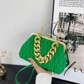 Elegante borsa da sera verde vivace con design a pieghe, catena oro e manico superiore - Verde