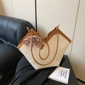 Große beige Tragetasche mit braunem Lederbesatz und roter Karo-Schleifendekoration - Gebrochenes Weiß