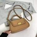 Vue détaillée du sac en cuir grainé marron caramel avec fermoir rotatif en métal doré - Jaune