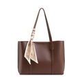 Bolso tote marrón de cuero con pañuelo de seda floral y correas largas de hombro - Marrón