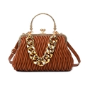 Sac à main plissé marron avec poignée dorée sculptée et bandoulière en chaîne - Marron