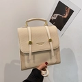 Sac à main beige chic avec texture en paille tressée et poignée en cuir synthétique moderne - Blanc