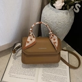 Borsa a tracolla marrone in PU martellato con foulard di seta a cuori sul manico - Giallo