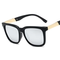 Occhiali da sole squadrati oversize polarizzati con montatura nera e aste dorate - Montatura Oro Lente Specchiata Bianca