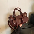 Sac Boston classique rouge châtaigne avec fini brillant et deux poches à l'avant - Rouge