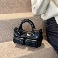 Sac Boston noir brillant avec deux poches avant et détails métalliques argentés - Noir