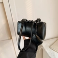 Borsa a spalla minimalista in pelle nera lucida con mini portamonete coordinato - Nero