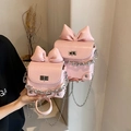 Mini sacs bandoulière roses à nœud avec chaîne argentée et cuir verni brillant en deux tailles - Grand / Rose