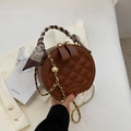 Sac à main rond matelassé marron avec chaîne dorée et poignée ornée d'un foulard - Marron