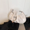 Vintage weiße gefaltete Sichel-Schultertasche mit Glanzfinish und silberner Schnalle - Weiß