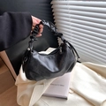 Bolso de media luna negro retro con asa plisada y textura de cuero liso elegante - Negro