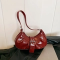 Retro burgunderfarbene Plissee-Halbmondtasche aus glänzendem Leder mit Schnallen - Rot