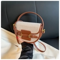 Elegante borsa a sella in tela beige e pelle marrone con fibbie dorate e tracolla - Marrone