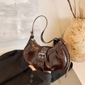 Vintage dunkelbraune glänzende Hobo-Tasche mit Faltenstruktur und silberner Schnalle - Braun