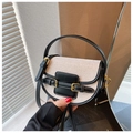 Elegante borsa a sella in tela beige e pelle nera con dettagli di fibbie dorate - Nero