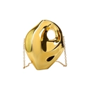 Artistieke gouden acryl avondtas met organische sculpturale vorm en metalen kettingriem - Goud