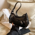 Borsa a spalla biker in pelle verniciata nera con occhielli e fibbie argentate - Nero