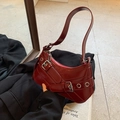 Borsa a spalla bordeaux in pelle lucida con fibbie Y2K e accessori in metallo - Rosso