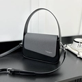 Bolso bandolera de moda negro y gris con textura de cuero y diseño de solapa - Negro