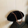 Elegante borsa a nuvola in peluche nera con tracolla a catena in pelle marrone - Nero