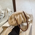 Elegante borsa cloud in finta pelliccia beige con design a pieghe e tracolla marrone - Cachi
