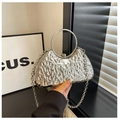 Bolso plateado con textura de metal líquido, asa de anillo grande y cadena fina - Plateado
