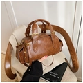 Borsa a conchiglia vintage in pelle marrone con fibbie dorate e dettagli industriali - Marrone