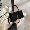 Piccola borsa quadrata chic in vernice nera lucida con fibbia dorata e manico - Nero