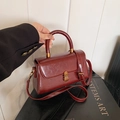 Borsa a mano vintage in pelle bordeaux con dettagli in bronzo e tracolla regolabile - Rosso