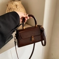 Piccola borsa quadrata marrone scuro in ecopelle con fibbia in metallo dorato - Marrone