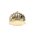 Goldene Abendtasche in Muschelform mit glänzendem Metallic-Finish und Kettenriemen - Gold