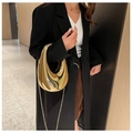 Bolso de mano de acrílico dorado en forma de luna con acabado espejo y cadena - Oro Claro