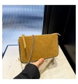 Detail van gele suède crossbodytas met zilveren metalen studs en kettingriem - Khaki