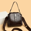 Bolso cubo de cuero PU marrón brillante con cierre plateado y correa ancha - café