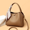 Elegante bolso de mano marrón de cuero granulado con pañuelo de seda en el asa superior - Marrón