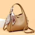 Bolso de mano en cuero granulado marrón con pañuelo decorativo y herrajes dorados - Albaricoque